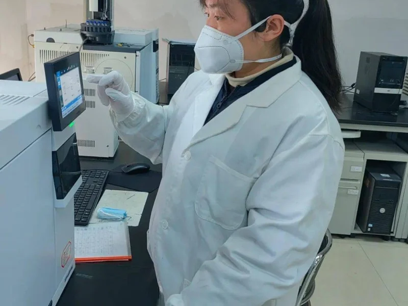 Test di laboratorio sulla resina Peflon FEP prima della qualificazione del fornitore.
