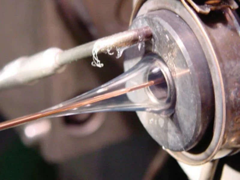 Procédé d'extrusion de fluoropolymère THV