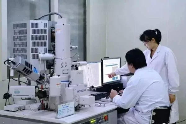 Installations et laboratoires de Peflon